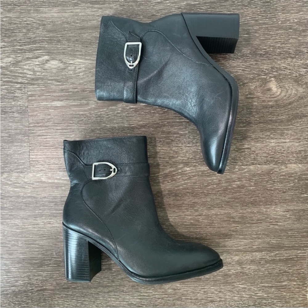 Johnston & Murphy block heel leather booties. Size 9.
Made in Brazil